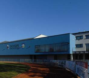 Widok na budynek pawilonu sportowego